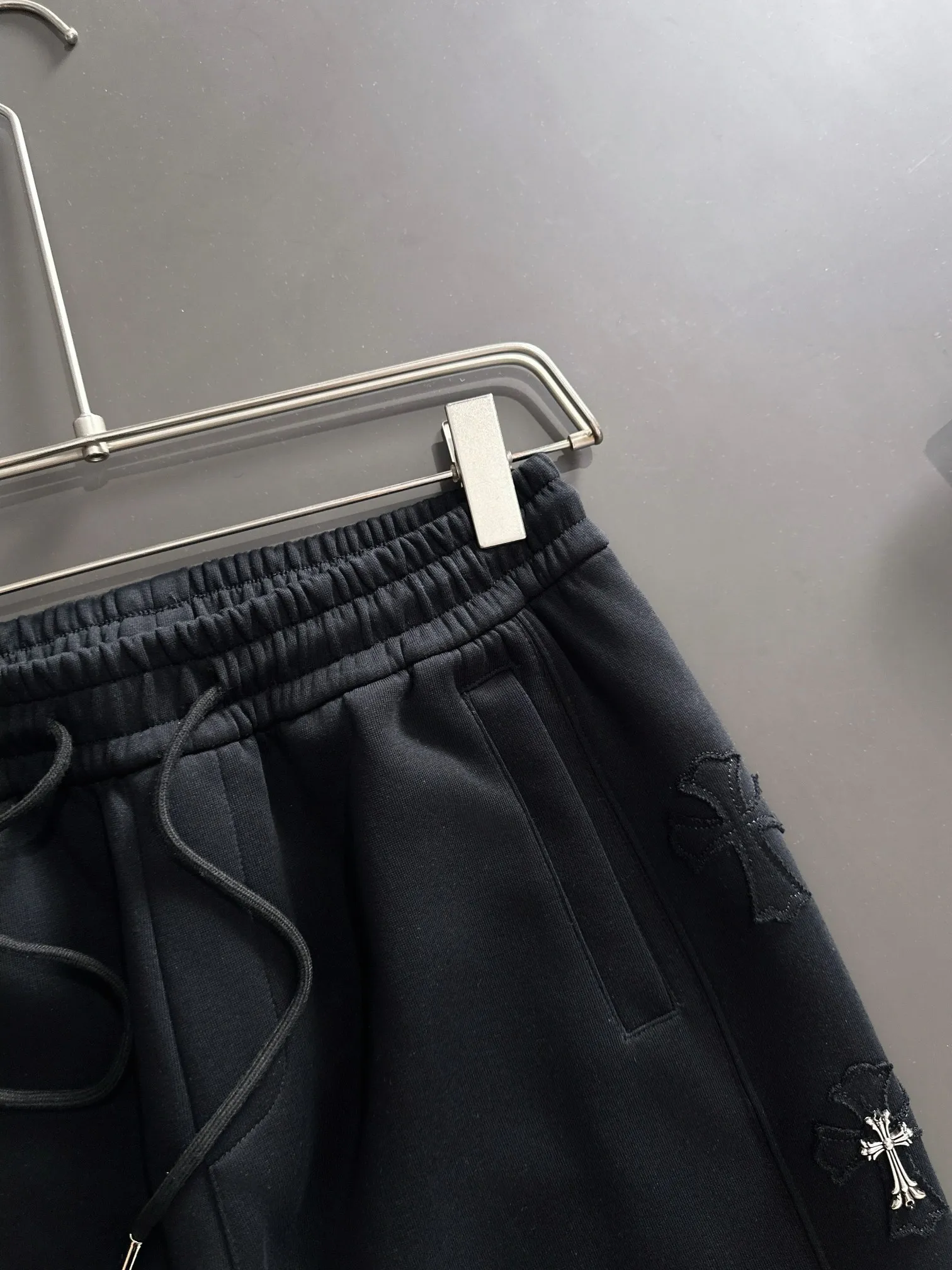 P310 Chrome Hearts* (exclusive quality in the market) hot style 2꯭0꯭2꯭5 new autumn pants ❤ Original ⌚️ high version Chrome Hearts The fabric is made of 380g high-density double-sided Chinese custom fabric. It does not deform or shrink. The three-dimensional drape is amazing. Process introduction: 6 crosses on each side of the side panel. Customized hardware accessories. Color: black SIZE: M-XXXL